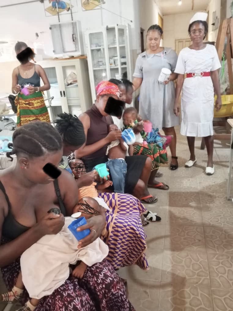 NICU_doc_salone's tweet photo. The mothers on the malnutrition ward at Bo Government Hospital feeding their children with the milk we’ve bought so far. Thanks to all your donations, we should be able to do this for the next 18 months. Thanks you all so much ♥️ https://t.co/KsvWxktuUz