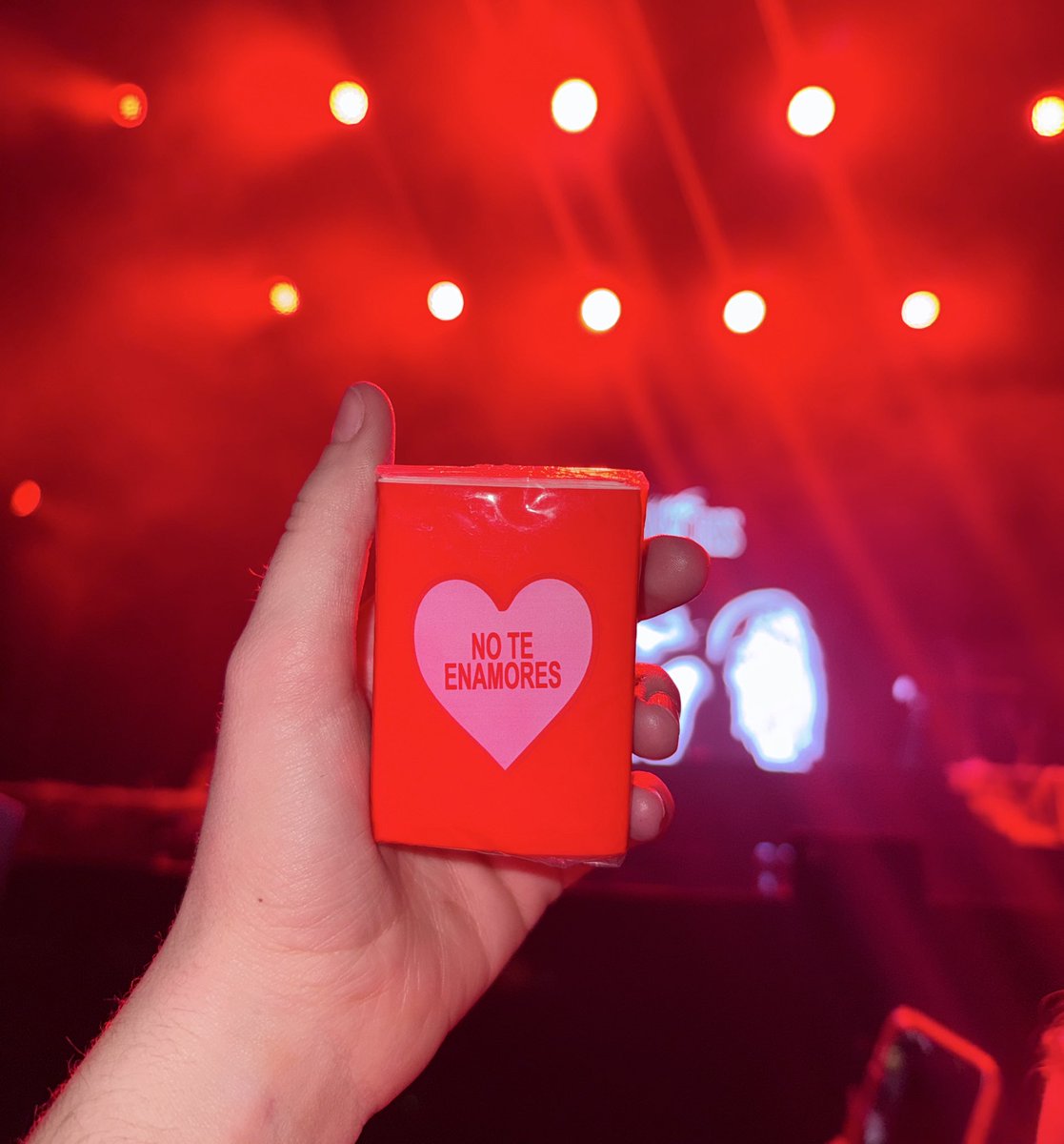 el puto xavibo tirando paquetes de klinex memeo encima