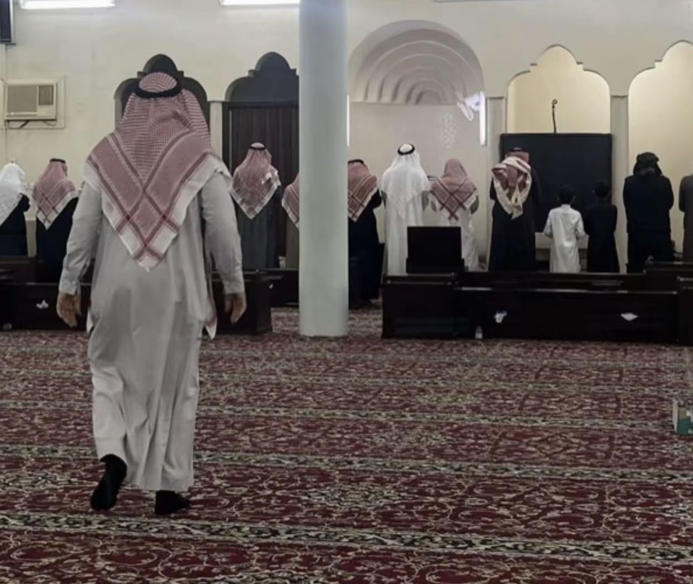 TRT9988's tweet photo. ذهب الضيوف
وبقي الأهل
هدأت المساجد وقلت الصفوف
ورجعت المصاحف إلى الرفوف
ولكن بقيت هناك ثُلَةُ خفيةٌ نقية
جعلت حياتها رمضانا دائما
مصاحفهم لا تعرف الغبار والهُجران
خطاهم إلى المساجد لم تفتر
زادهم رَمِضانَ قِوِةِ فِوق قِوْتِهِمْ

(أَولَنِك الَذِينَ هَدَى اللهُ فَبِهْداهُمْ
افتده) https://t.co/fXU6ncPBsh