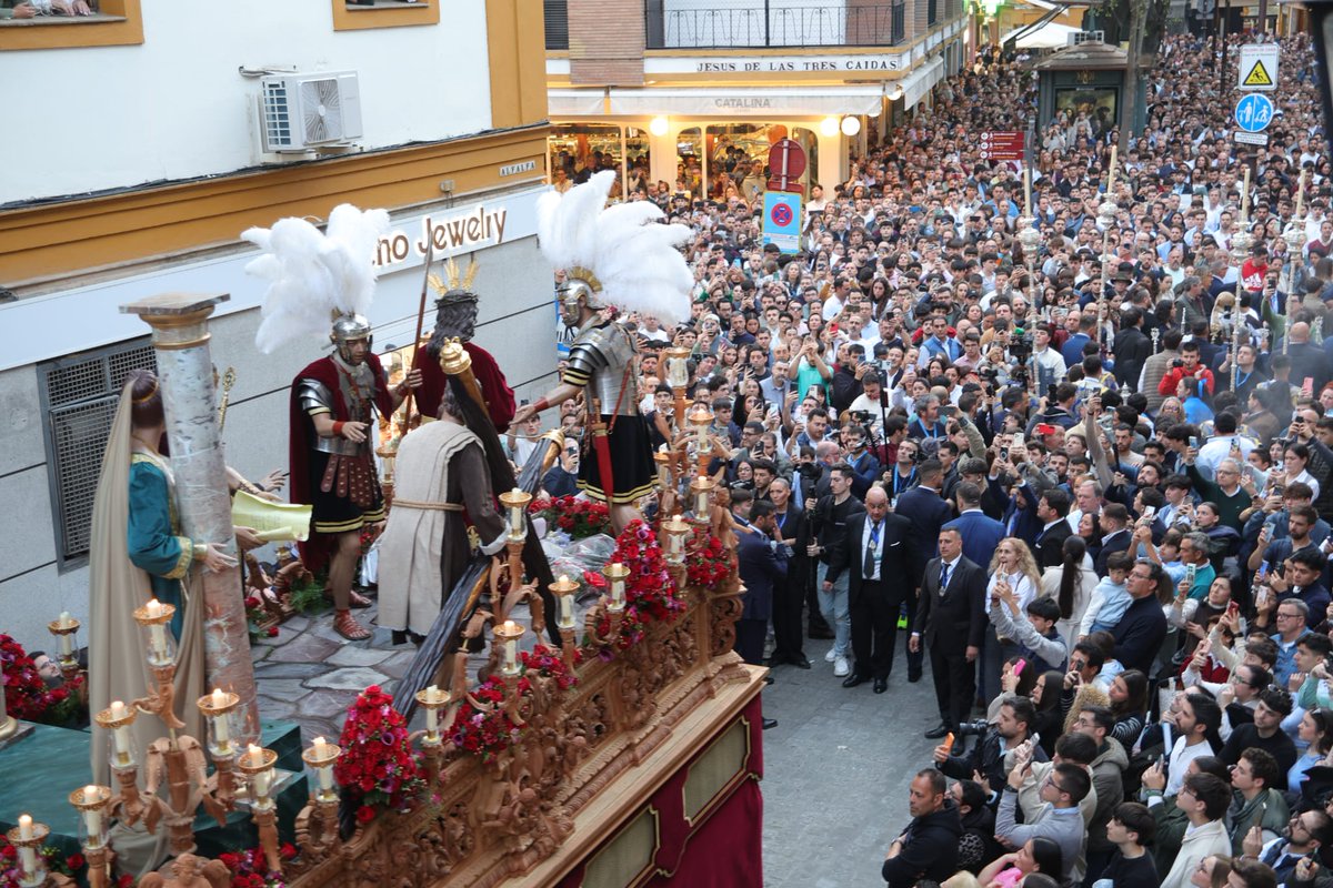 PasionDeSevilla's tweet photo. Así estaba la Alfalfa está tarde para recibir a @AbnegacionACC .

IMPRESIONANTE @AgrupacionVR https://t.co/WJ4ruFPQPS
