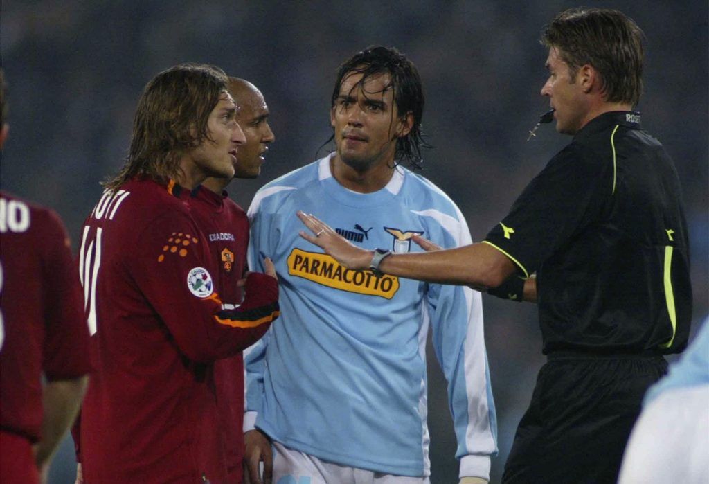 Em 21 de março de 2004, um dérbi entre Lazio e Roma foi suspenso por boato sobre morte de um garoto.

O confronto entraria para os anais da história como “o dérbi do menino morto” e levantaria discussões sobre a decadência do esporte na Bota, as torcidas organizadas e a nova era