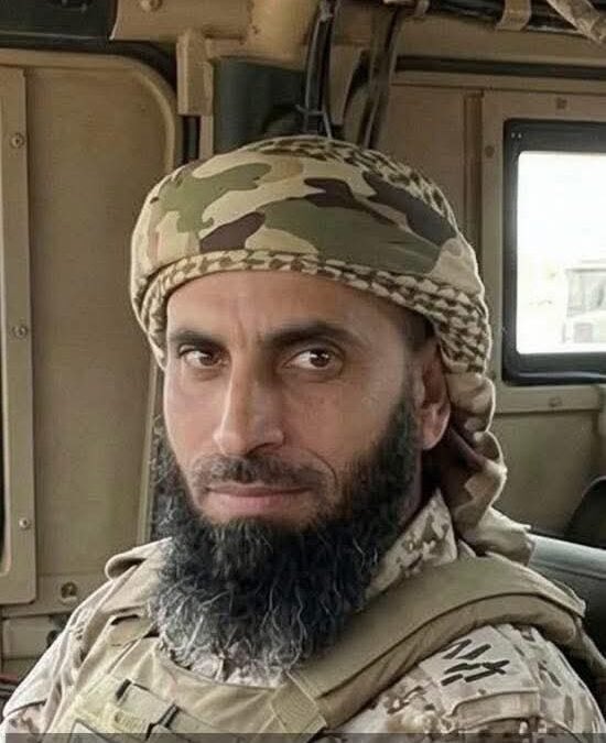 تغيير هام لقيادة "درع الوطن" اليمنية في وقت اقليمي حساس 

في وقت ينتظر فيه المراقبون قرار دخول الحوثيين للمواجهة الإيرانية مع امريكا وإسرائيل. وتضعضع قوتهم العسكرية والسياسية بسبب دفاعهم عن الموقف الإيراني .
صدر اليوم قرار رئيس مجلس القيادة الرئاسي اليمني القائد الاعلى للقوات