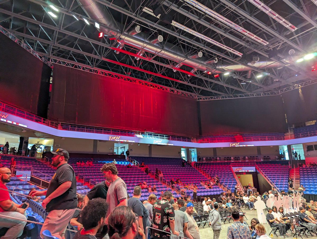 Too Gringo for CMLL, Too Poor for Burberry🐝 tweet media