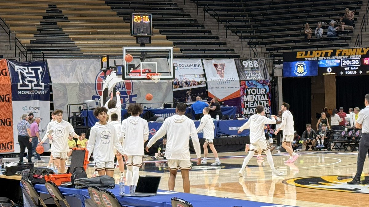 DeSmetJesuitHS's tweet image. Countdown to Tip-offfor the @MSHSAAOrg #State Championship between our #Spartans &amp;amp; Blue Springs South #LetsGo

🎟️ desmet.org/tickets
📺 desmet.org/dsn MSHSAATV PPV
@DeSmet_ADBarker @STLhssports