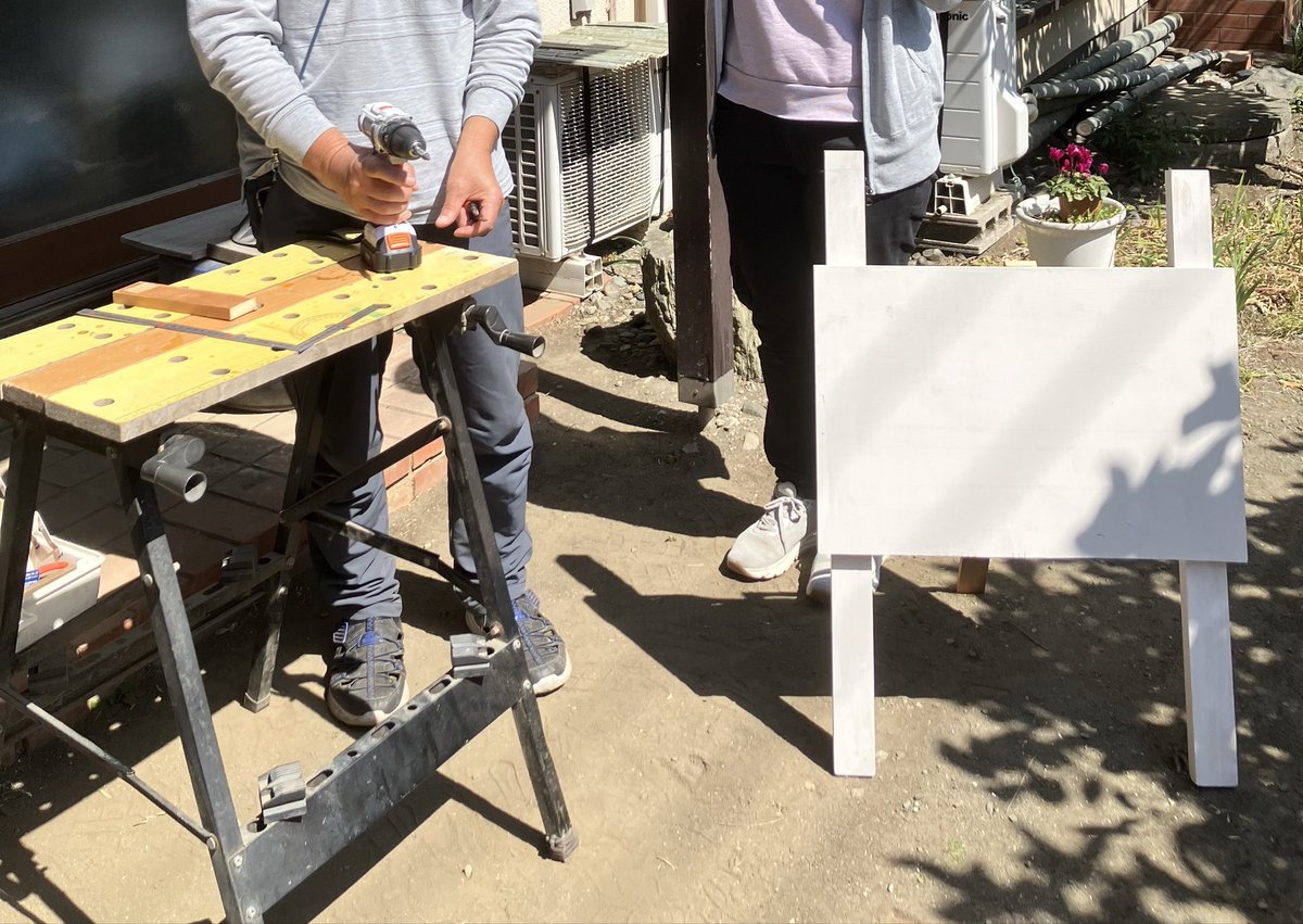 QxNiLA7's tweet photo. 21日は午前中こども食堂で使う案内→の立て看板の足をビスでつけてもらいました（これから中身を描きます） https://t.co/xsayiXdK84