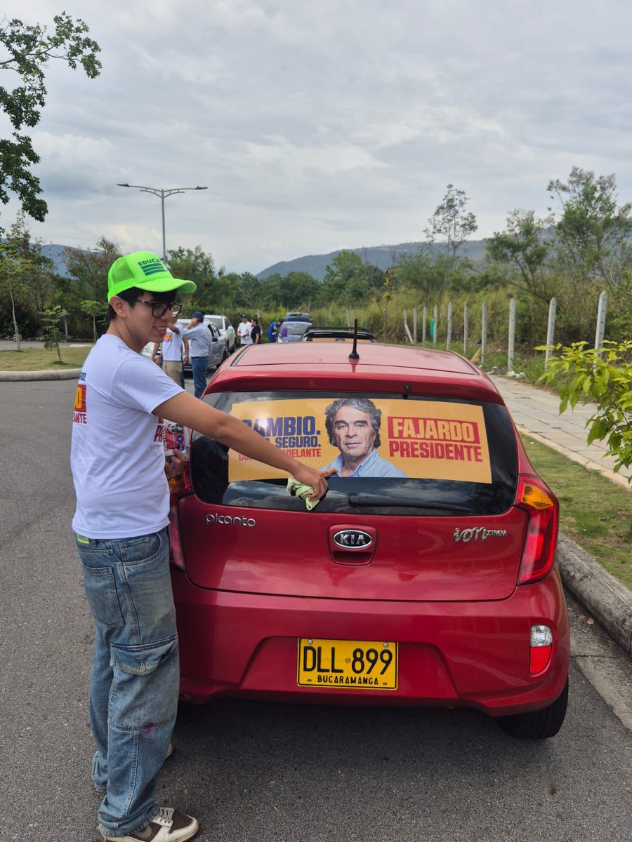 <a href="/sergio_fajardo/">Sergio Fajardo</a> #FajardoPresidente <a href="/SophieWaszkiew2/">Sophie Waszkiewicz</a>  hoy trabajo en calle y trabajo en redes cambio serio y seguro por la inclusión y  la discapacidad la educación y una nueva política exterior <a href="/sergio_fajardo/">Sergio Fajardo</a> <a href="/EdnaBonillaSeba/">Edna Bonilla Sebá</a>  vicepresidenta