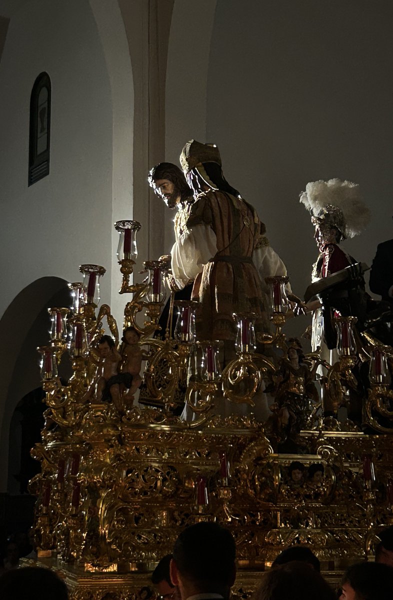 “Cuando al pretorio del puente
asoma dudas Caifás
las aguas con su compás
trazan un “yo” diferente.
La luz de marzo no miente;
tu nombre viene a traer.
Porque se quiere mecer
al aire de su navío…
Ya viene cruzando el río
el Soberano Poder”

Gracias por tanto, <a href="/HdadSanGonzalo/">Hermandad de San Gonzalo</a>