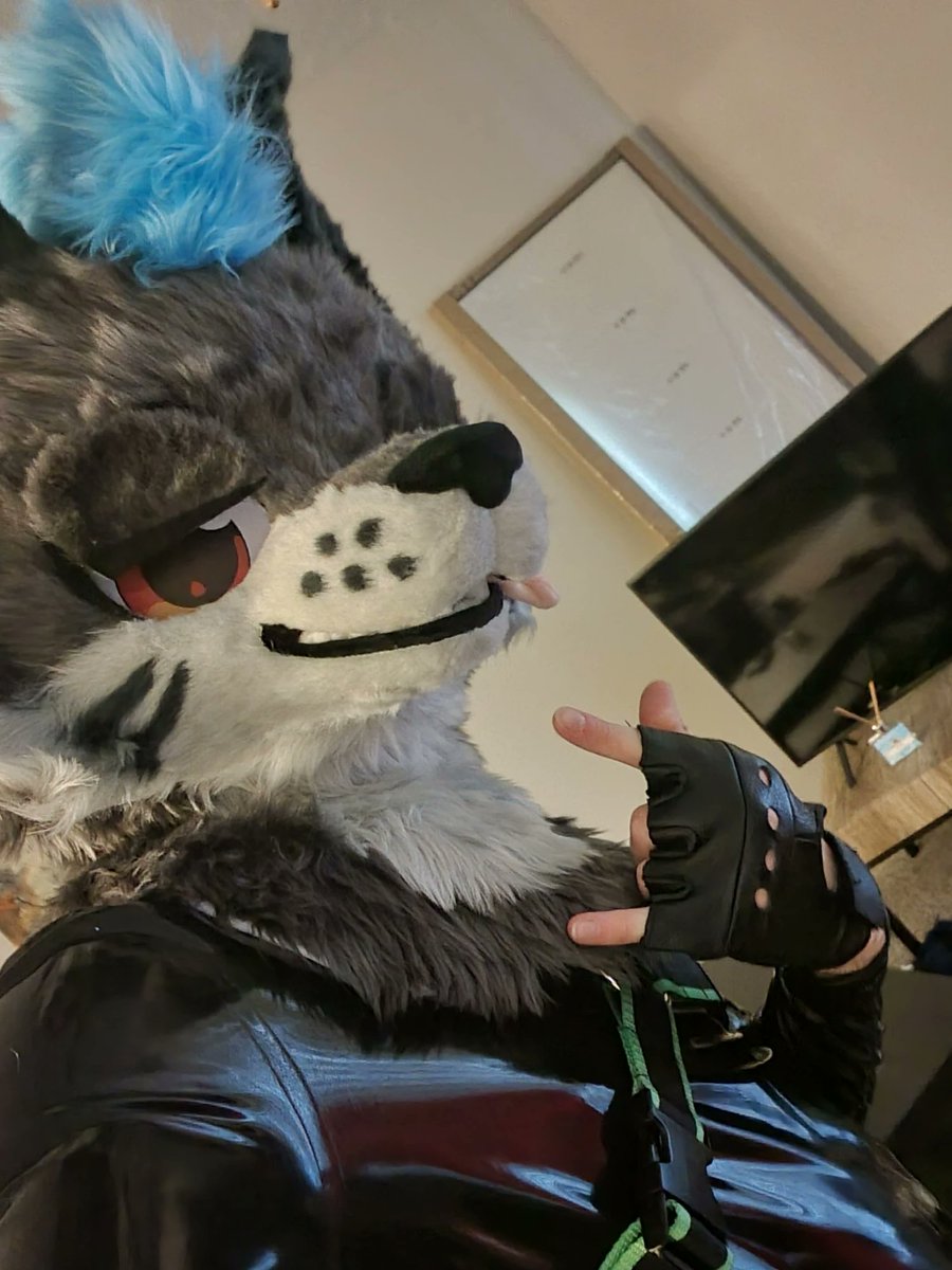 CtrlAlltDellete's tweet photo. A pair of older pics, happy #shinysaturday!!

#latex #rubberfur #squeakysaturday #shiny https://t.co/fpoTaGn2xa