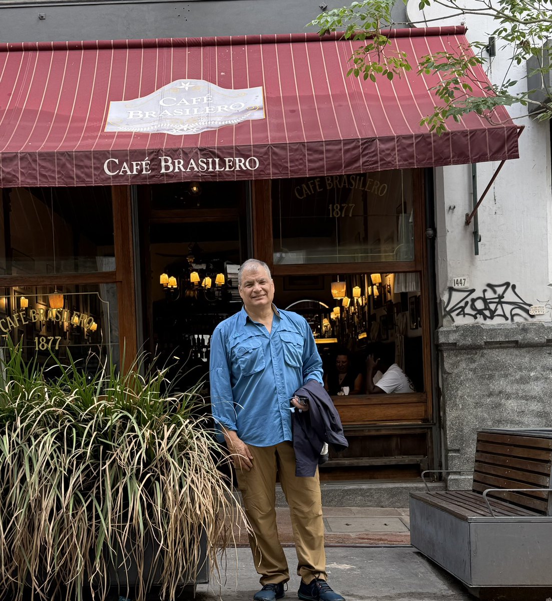 Café Brasilero, en Montevideo. Ciento cincuenta años de historia. Ahí iba Eduardo Galeano a escribir. Mario Benedetti también lo frecuentaba.✌🏼