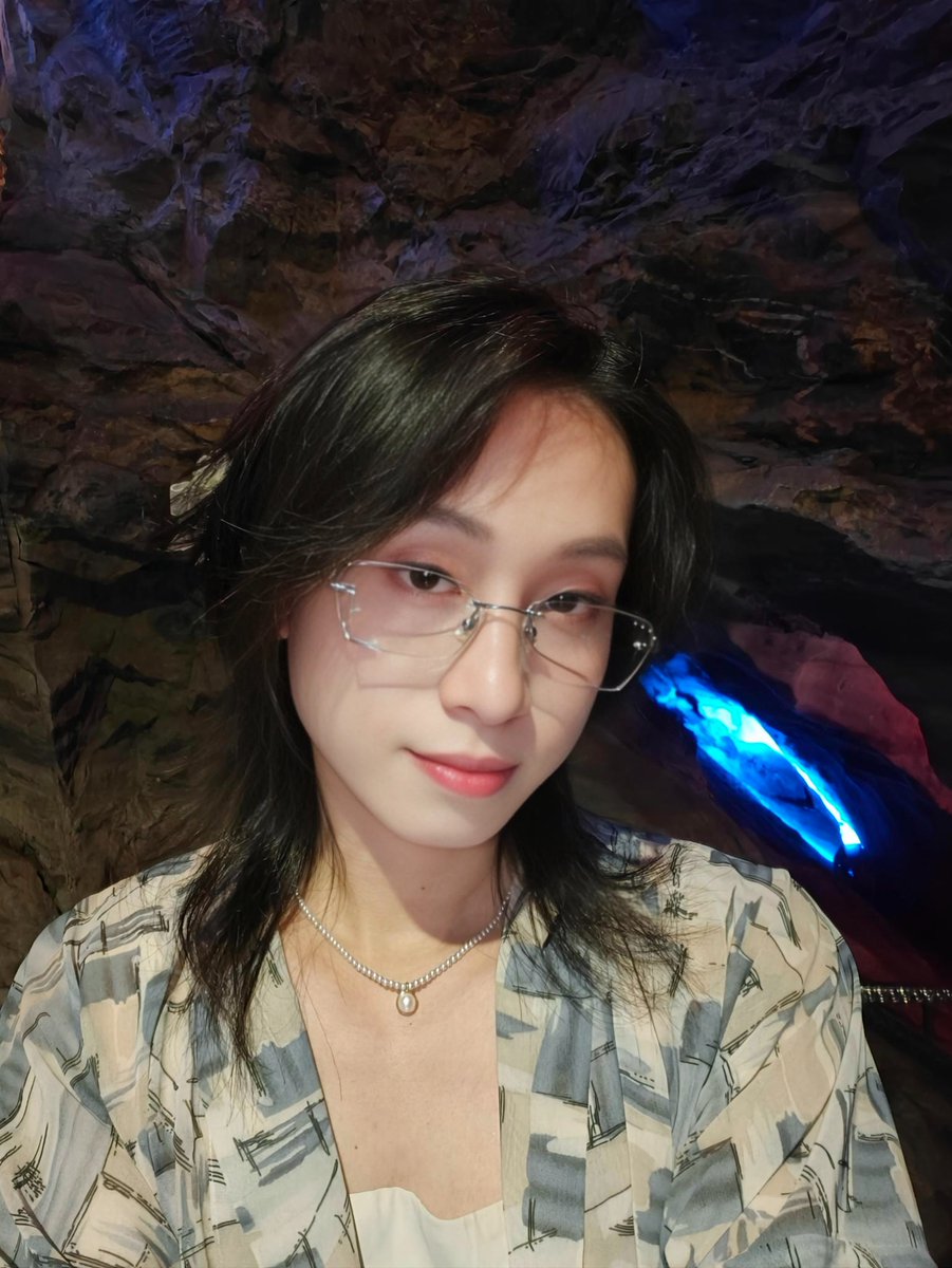 #男娘
和朋友约好了化好看的妆一起出门玩，打车到景点，玩完出来发现打不到车，最后蹲在路边被两个和蔼的大叔带到了市区才回到家，幸运的一天~
