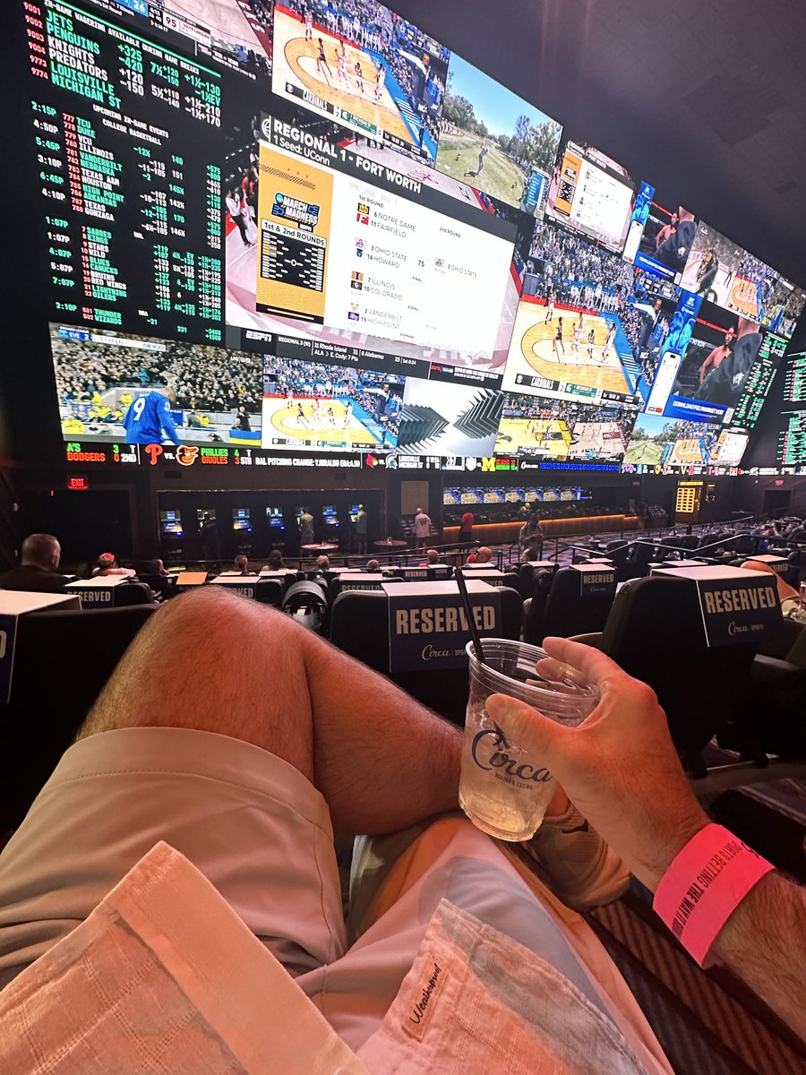 BryanRHoward's tweet photo. Let’s have a day!! #GOGREEN
 @CircaLasVegas @CircaSports https://t.co/5HpkPSKmbx