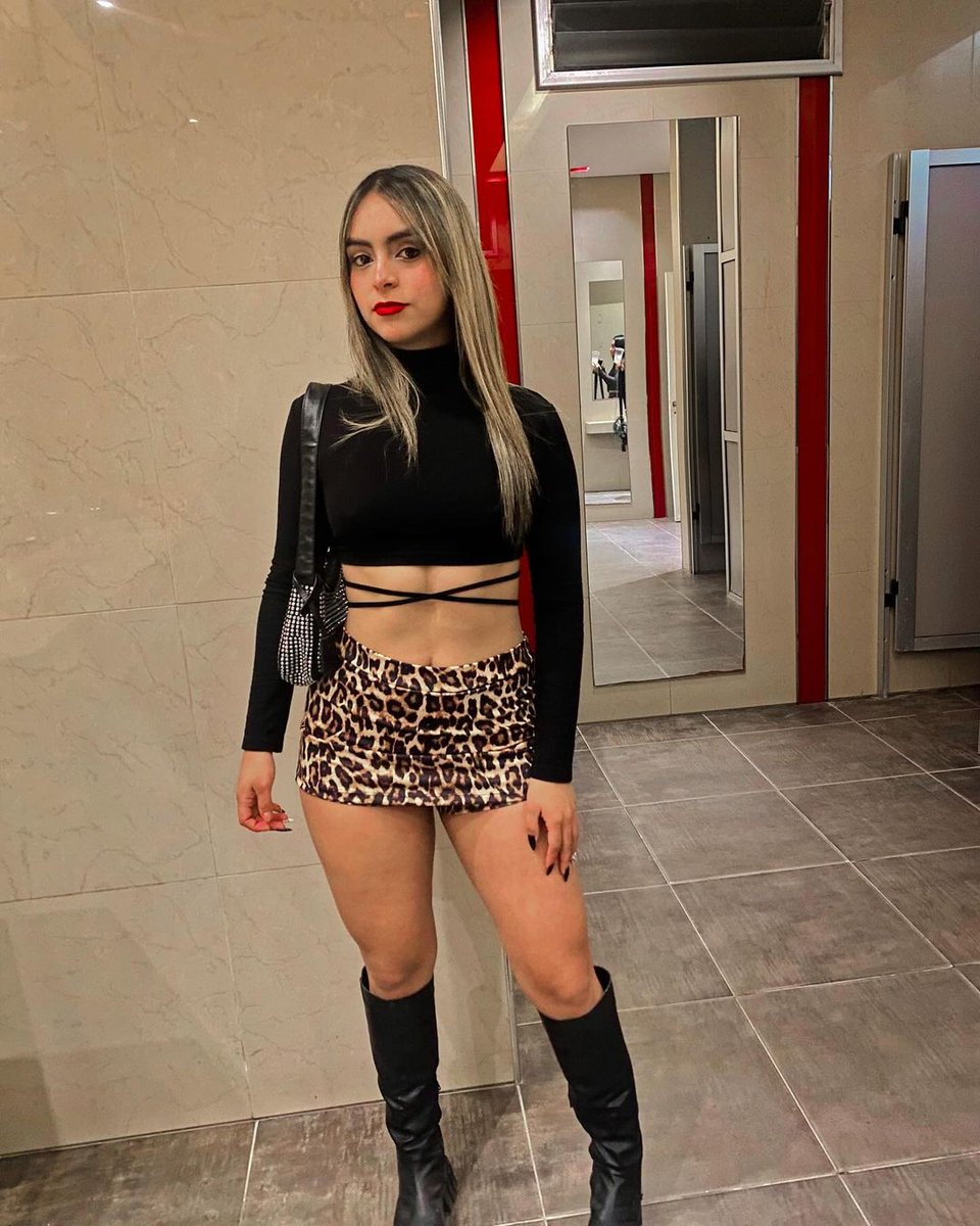 Vestiditoss's tweet image. Mini 😋 🐆 #miniskirt