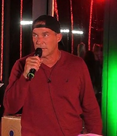 Eduardo al 9009 

El viejo más buena onda de la casa y carismático  #GranHermano