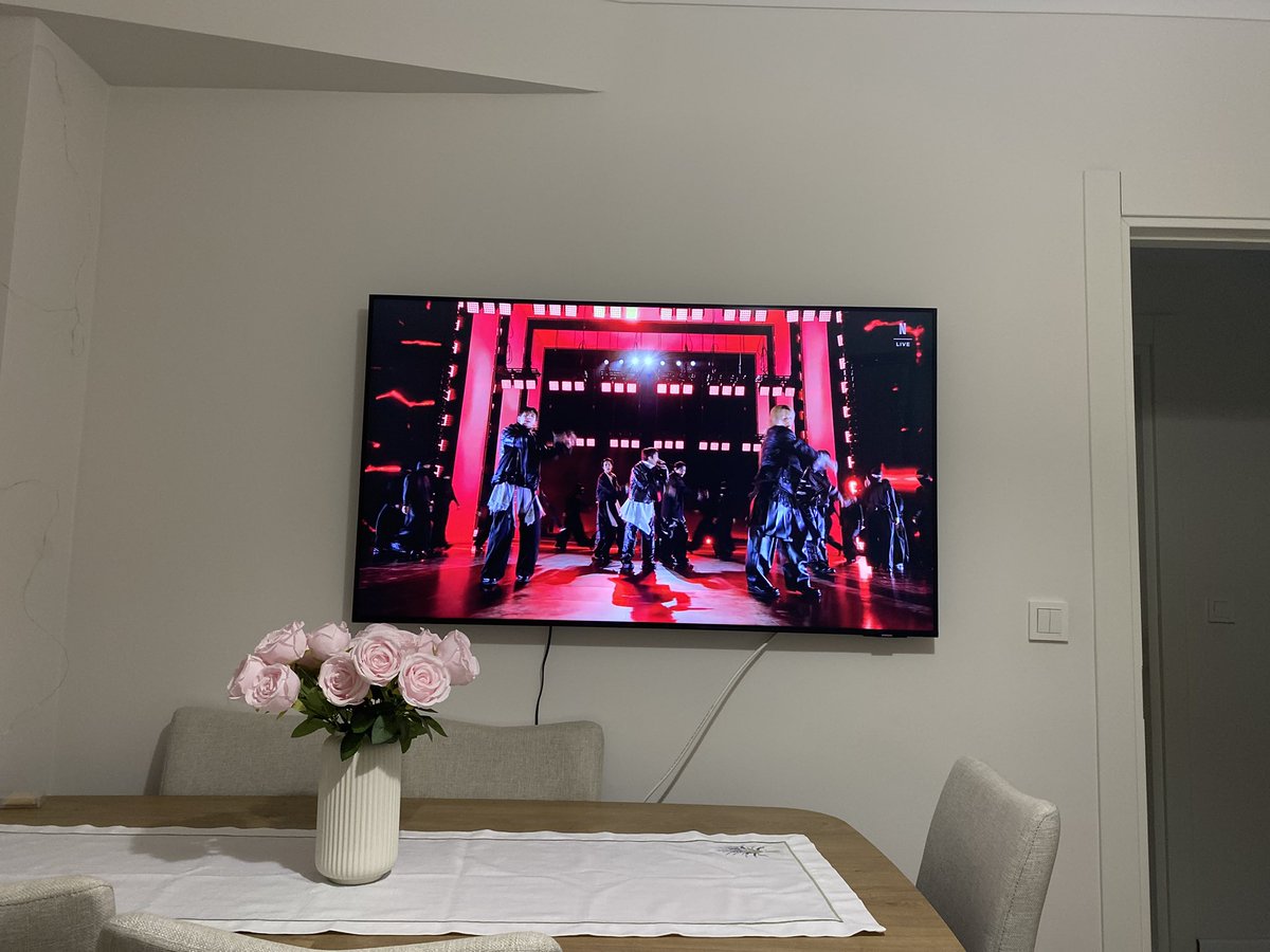 springdayelf's tweet photo. Ay bu arada bangtan askere gitti geldi en son bekardım şimdi kendi yuvamda onları izleyince bir tuhaf oldum dndmdöçd 🥲😍 https://t.co/uD7aU3JK2K