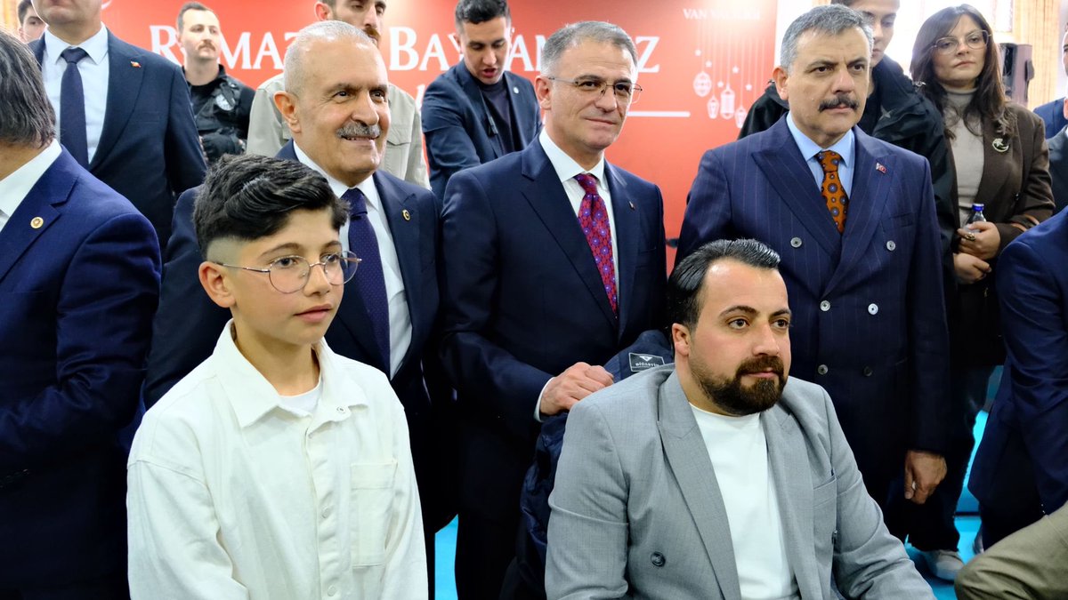 Burhan_Kayaturk's tweet photo. Aynı güne iki bayramın sığdığı bu mübarek Ramazan ayında, İçişleri Bakanımız Sayın Mustafa Çiftçi ile birlikte tarihi Hüsrev Paşa Camii’ni ziyaret ettik.

Ziyaretimizin kapsamında kıymetli vatandaşlarımızla bayramlaşarak bu güzel günün sevincini hep birlikte paylaştık. https://t.co/bWHQbOwJgi