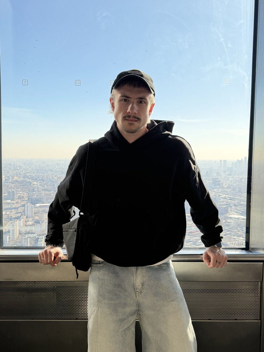 Что у вас здесь происходит tweet media