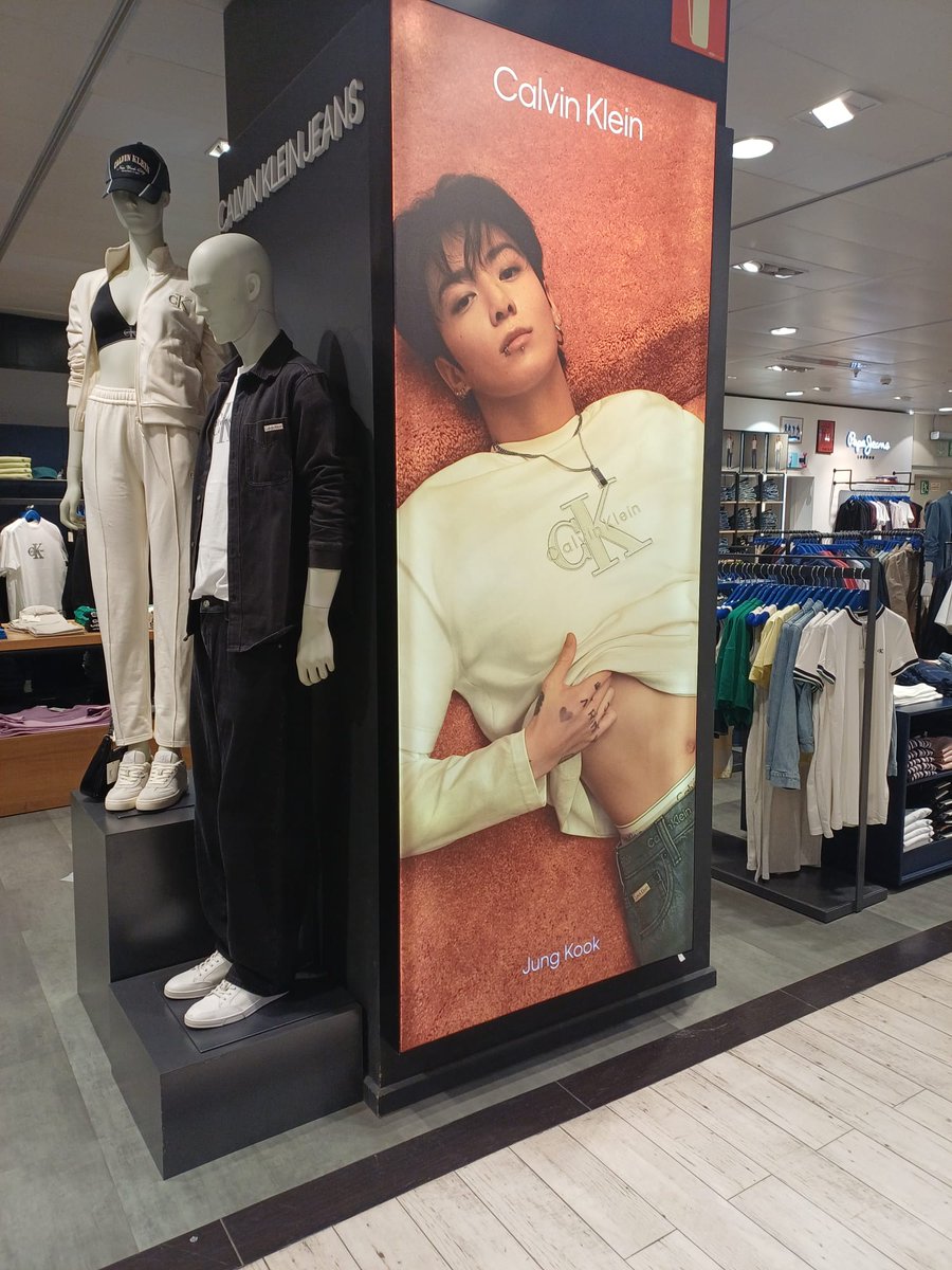 Jungkook_Spain_'s tweet photo. 🇪🇦 😍 Ya tenemos el cartel anuncio de JungKook para la marca @CalvinKlein en @elcorteingles de Cartagena, Murcia!!
#JungKookForCalvinKlein
#JUNGKOOKXCALVINKLEIN https://t.co/HNDpHoXn06