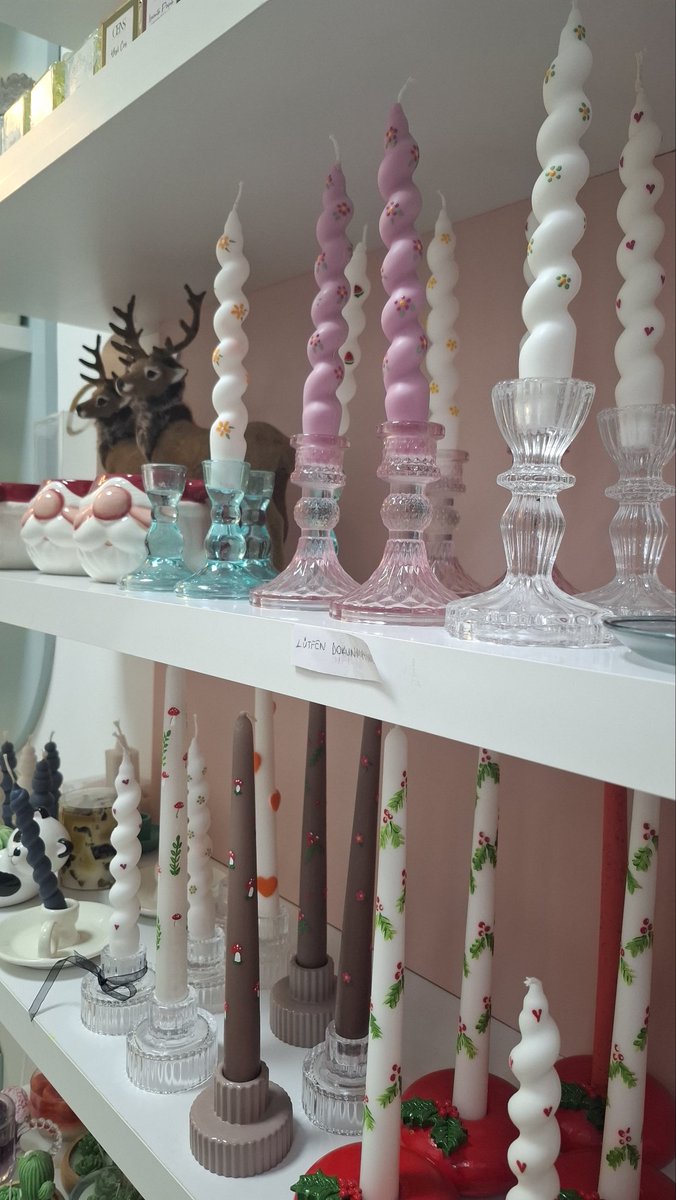 Psglsena's tweet photo. Şu mumların zarafetine bakar mısınız? Yakmaya kıyılamayacak cinsten...🕯✨️🪩🎀🫶🏻 https://t.co/JCNDn44koE