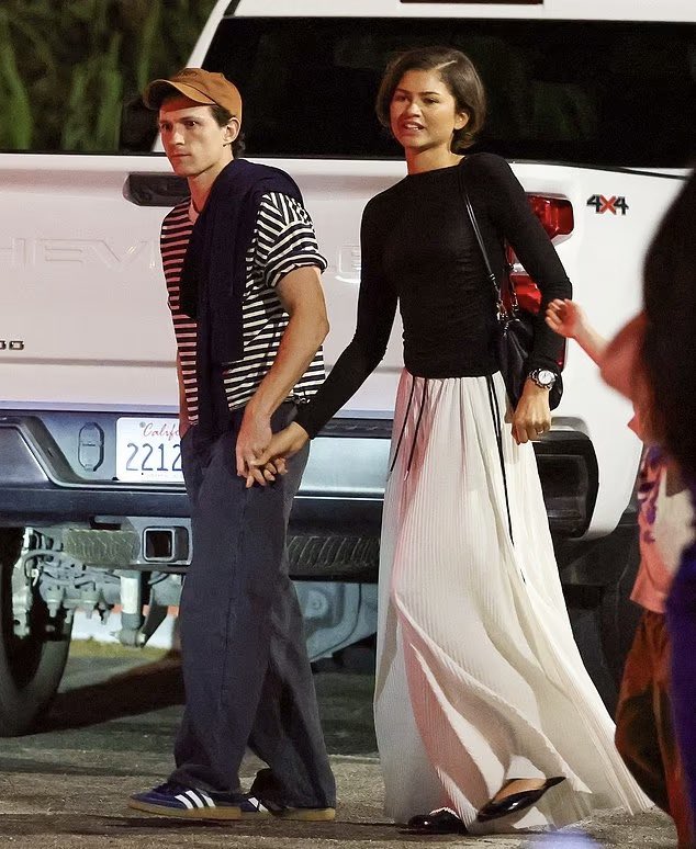 h ୨୧ tweet media