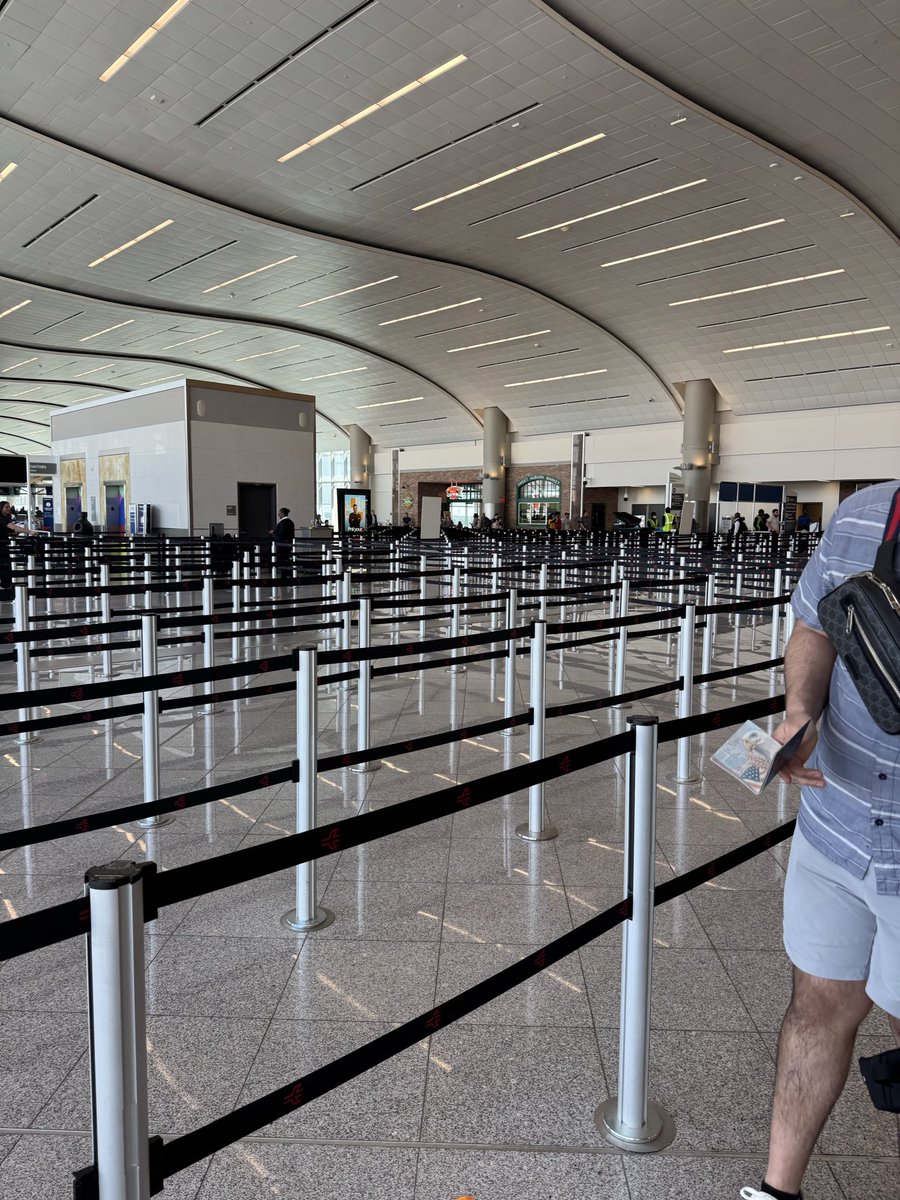 thatbhambluedot's tweet photo. @MoosaTayler @mattvanswol Just breezed through TSA precheck at ATL an hour ago. https://t.co/pakWrRD2Jy