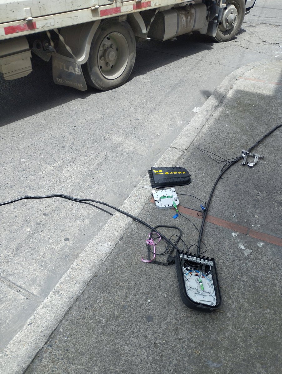 okc0mputer's tweet photo. Señores @Tigo_Colombia es posible que revisen este tema? ha sido imposible comunicarme por teléfono dado que no soy cliente. Un camión reventó un cable suyo y dejó otros peligrosamente bajos. Han pasado 4 días y nadie ha venido. c.c. @sicsuper https://t.co/GP3KnWEPfQ