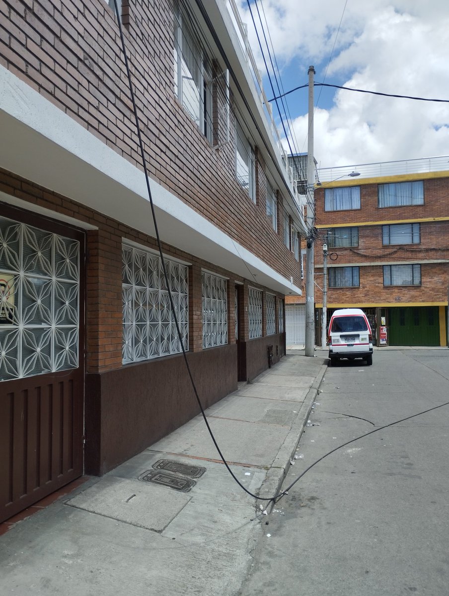okc0mputer's tweet photo. Señores @Tigo_Colombia es posible que revisen este tema? ha sido imposible comunicarme por teléfono dado que no soy cliente. Un camión reventó un cable suyo y dejó otros peligrosamente bajos. Han pasado 4 días y nadie ha venido. c.c. @sicsuper https://t.co/GP3KnWEPfQ