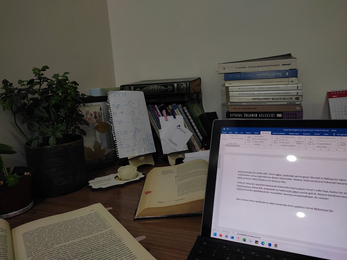 21.30'da masaya oturdum, küçüğü uyuttum büyük de kendisi uyur zaten diyerek. Hergün 9'da uyuyan çocuk 11 oldu uyumuyor, sabaha kadar nöbet tutacakmış😒Ramazan ayı bitti şeytanlar göreve başladı. Ama yenilmeyeceğim! O bölüm yazılacak, konu bitmeden uyunmayacak Allah'ın izniyle!