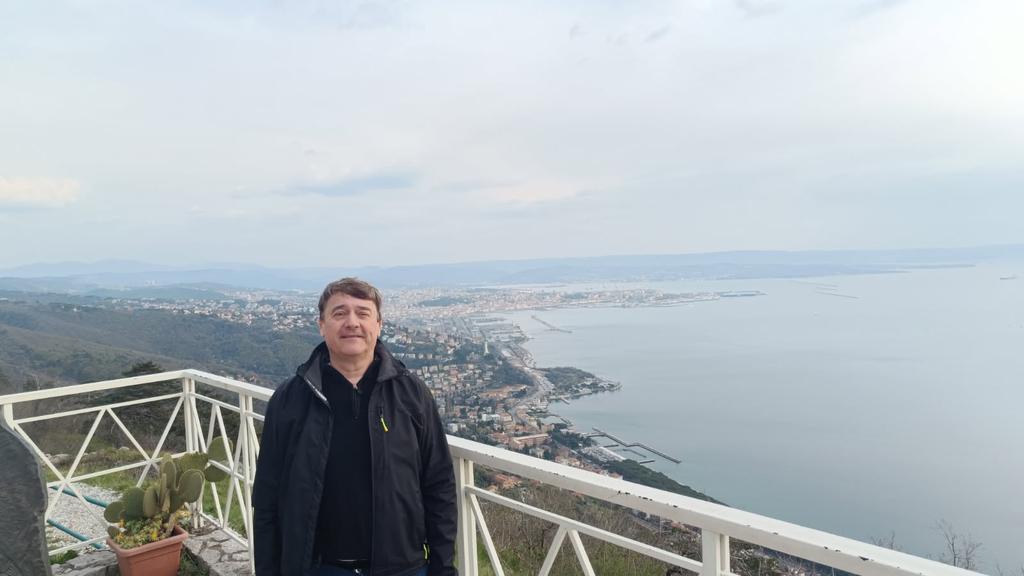 21. 3. Pred panoramo Trsta, na ploscadi cerkve na Vejni. Ce ne bi bilo Tita, bi bil Trst slovenski. #Jetnikisvobode to dokazujejo.