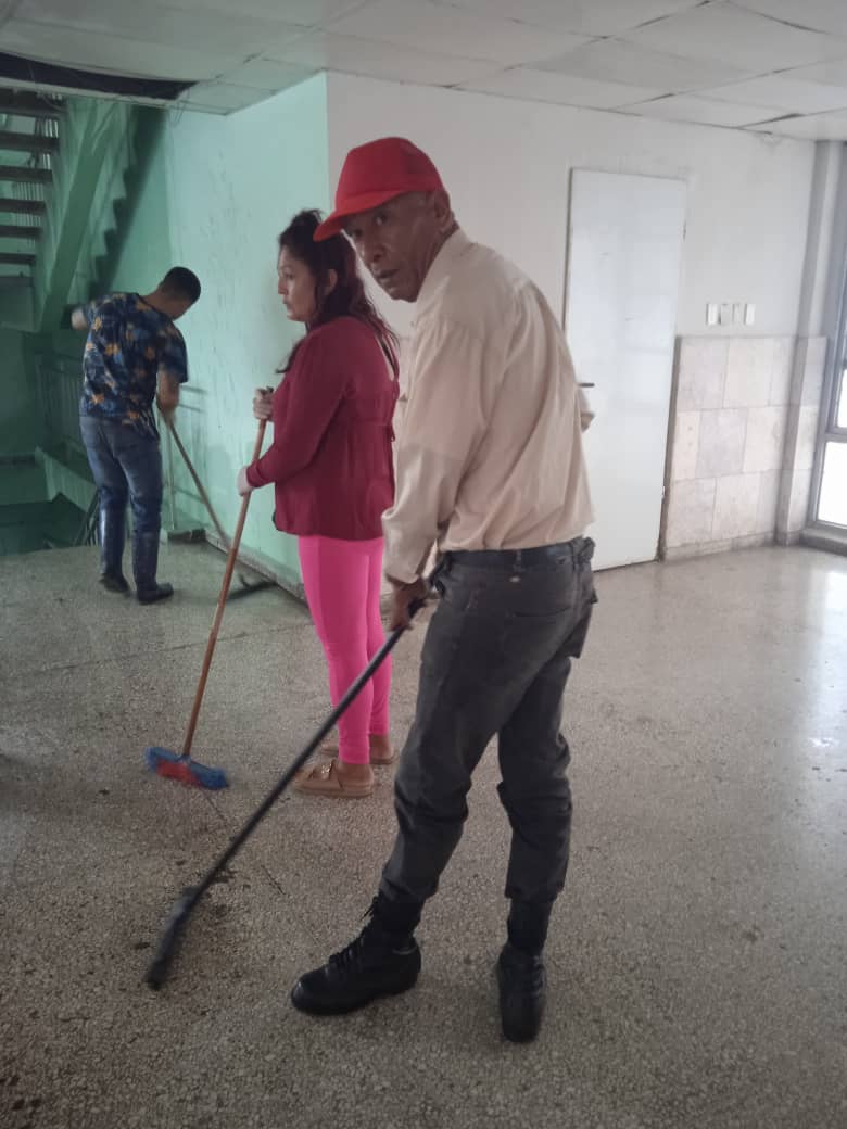 AnayMorera85's tweet photo. Cuadros de la Central de trabajadores de Cuba y  trabajadores del hospital Cienfueguero juntos , hombro con hombro, en la limpieza de nuestro hospital. El ejemplo nace en cada detalle. ¡Así se construye salud y compromiso!
#CubaEstáFirme 
#Cienfuegos https://t.co/G1jTzEuNdL