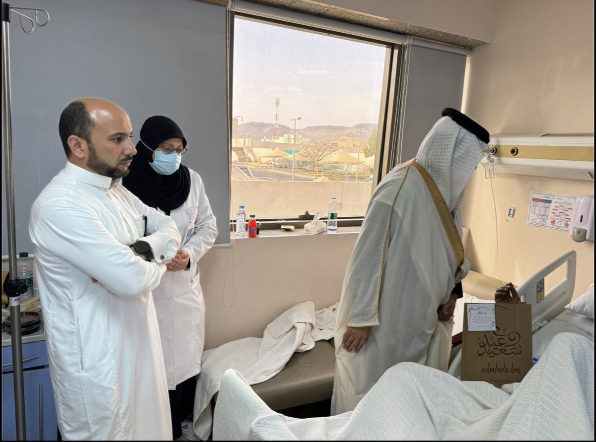 Aseer_Cluster's tweet photo. عايدت إدارة مستشفى أحد رفيدة العام عددًا من المرضى المنومين، ومنسوبي المستشفى المناوبين، بمناسبة حلول #عيد_الفطر_المبارك، سائلين الله أن يمنّ على المرضى بالشفاء العاجل، وأن يجزي المناوبين خير الجزاء على تفانيهم وإخلاصهم في خدمة المستفيد.

#تجمع_عسير_الصحي https://t.co/DqzSRQPl5i
