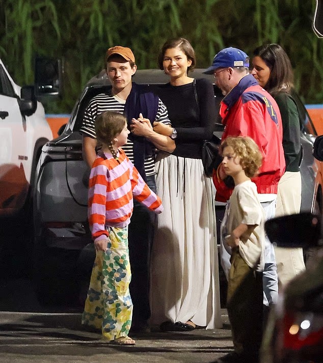 thollandrchives's tweet photo. Tom Holland and Zendaya spotted out for dinner with friends in Los Angeles recently https://t.co/TXd10P1IlB