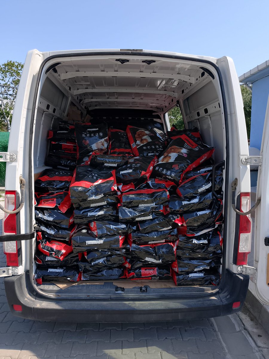 DogDeskAction's tweet image. Every now and then, cards expire or payments don’t go through, and this month it’s left us short by 2⃣0⃣ bags of food.

If you can help keep the bowls full, you can send a bag here (vegan option available) ⬇️
 dogdeskshop.com/products/chall…
or
paypal.com/donate/?hosted…