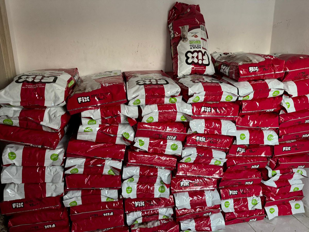 DogDeskAction's tweet image. Every now and then, cards expire or payments don’t go through, and this month it’s left us short by 2⃣0⃣ bags of food.

If you can help keep the bowls full, you can send a bag here (vegan option available) ⬇️
 dogdeskshop.com/products/chall…
or
paypal.com/donate/?hosted…