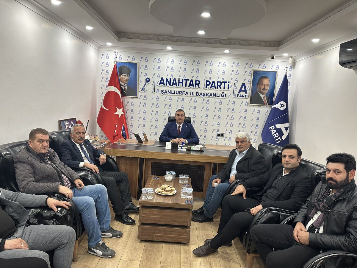 hidayetbaysal8's tweet photo. Gelecek Parti Şanlıurfa İl Başkanlığı ve Haliliye ilçe başkanımız olarak, Anahtar Partisi Şanlıurfa İl Başkanlığı’na Ramazan Bayramı dolayısıyla bayram ziyaretinde bulunduk. Nazik karşılamaları için teşekkür ederiz.
@Ahmet_Davutoglu 
@yavuzagiraliog 
@yesilyurt_ @metinbaydar63 @GelecekPartiTR @gelecek63