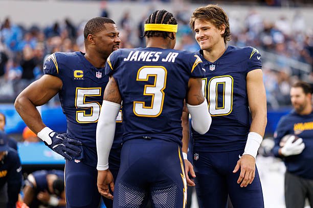 ChargersBoltUp⚡️⚡️⚡️⚡️⚡️ tweet media