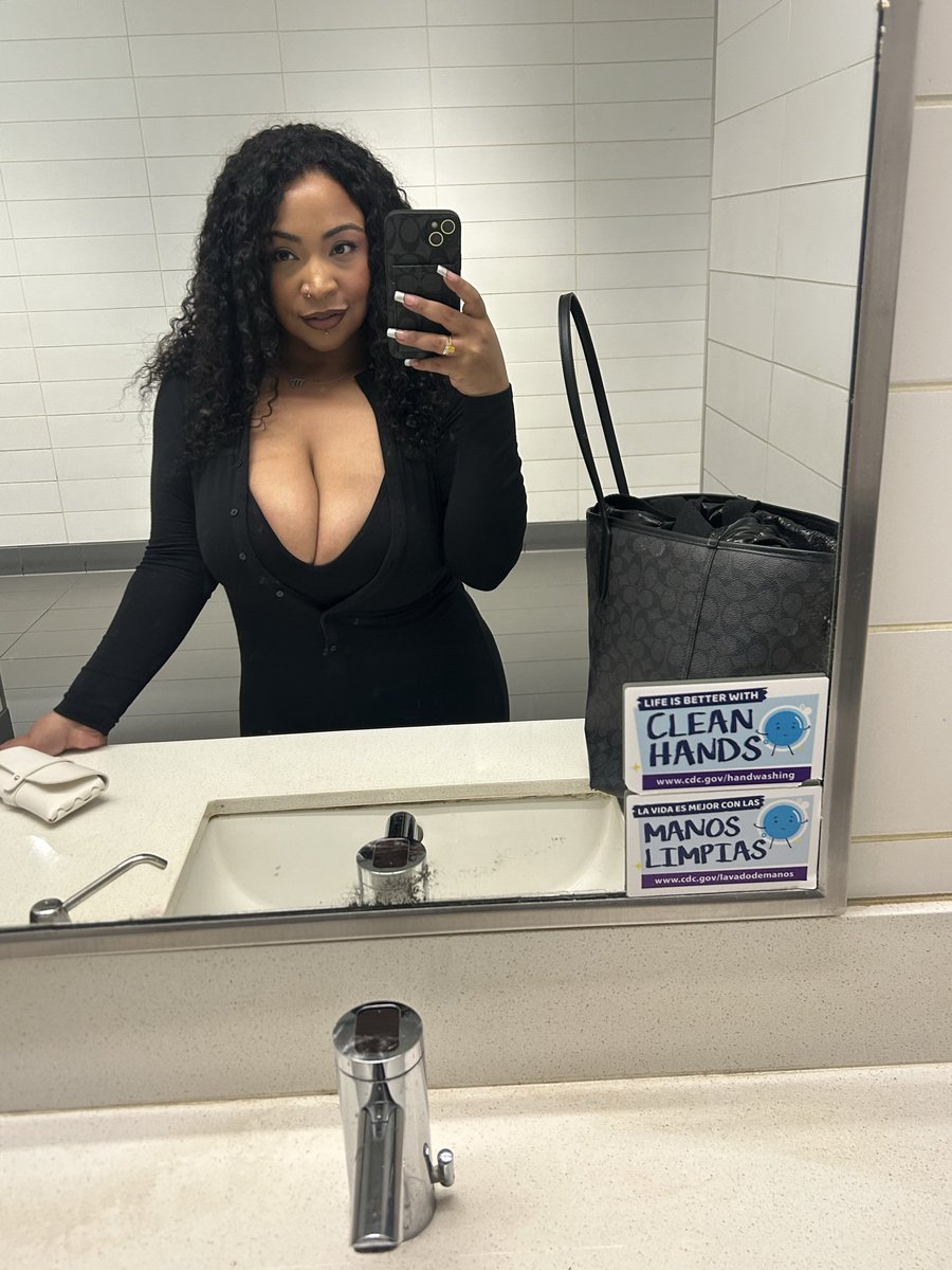 kurvykary tweet media