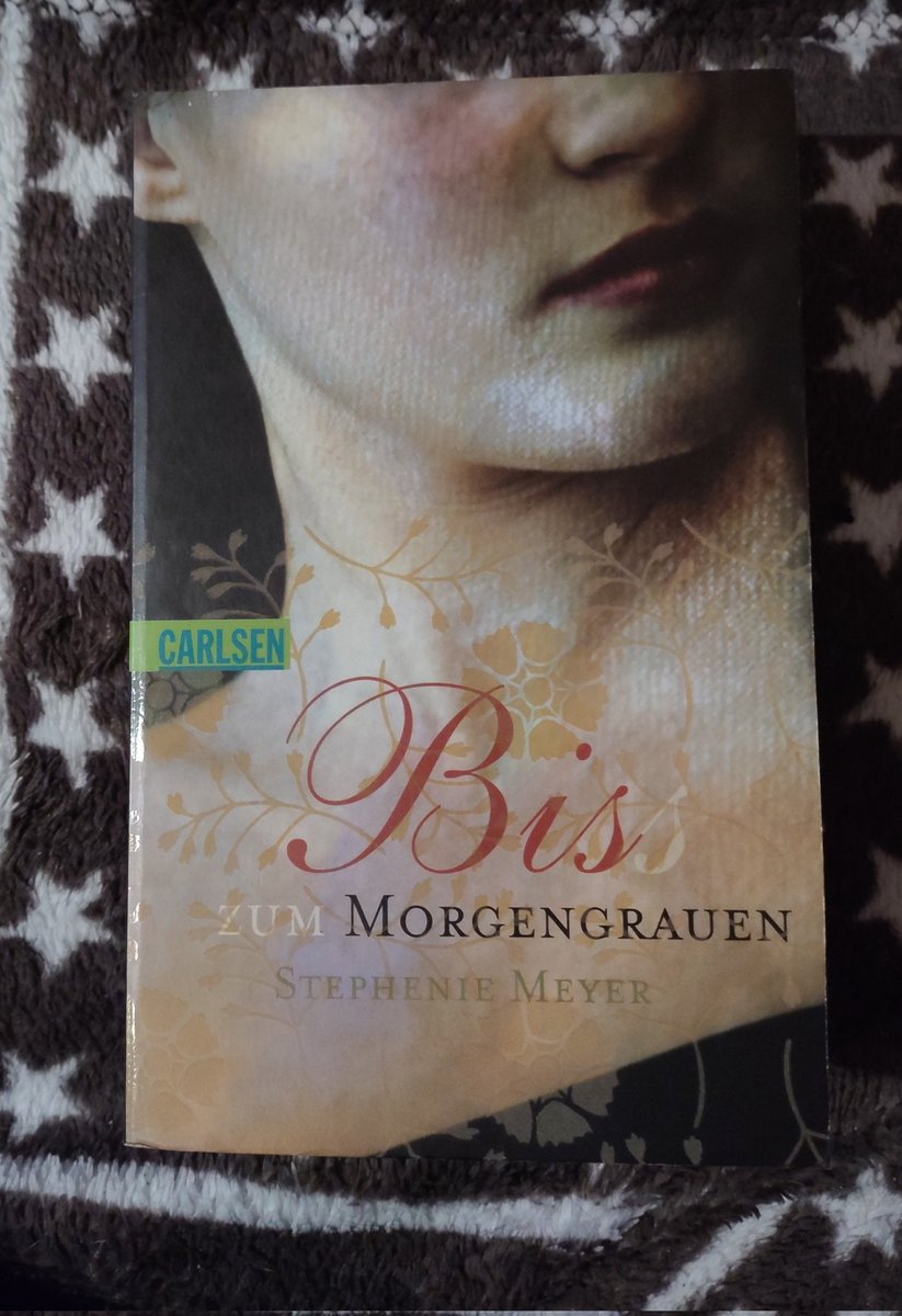 occulu's tweet image. #currentlyreading twilight 
 buddyread with @howlingnun 👌🏼