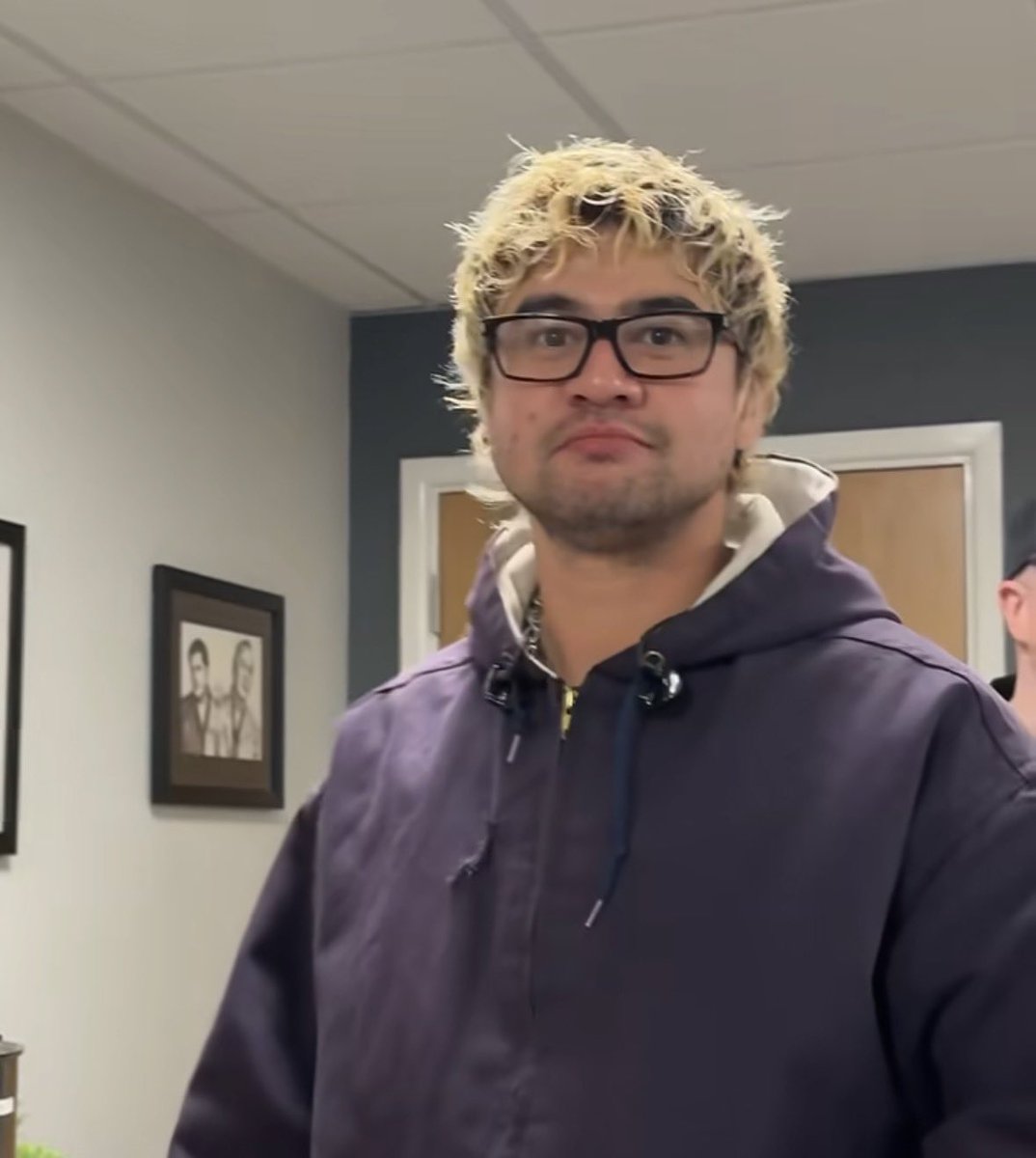 I love Calum with glasses 🤓