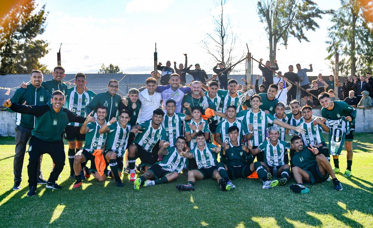 ExcursioOficial's tweet photo. 𝐐𝐔𝐄 𝐄𝐒𝐓𝐀 𝐁𝐀𝐍𝐃𝐀 𝐘 𝐓𝐎𝐃𝐎𝐒 𝐋𝐎𝐒 𝐉𝐔𝐆𝐀𝐃𝐎𝐑𝐄𝐒 💚🥁

#SomosElBajoBelgrano 🇳🇬 https://t.co/RFj2cIw9zM