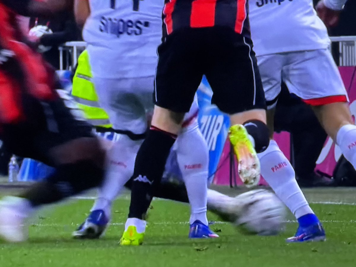 Mesli_Dounia's tweet photo. 25’ C’est quoi ce tacle assassin 😮💨 ? 0-0 #OGCNPSG #NicePSG https://t.co/QzzImNnCDq
