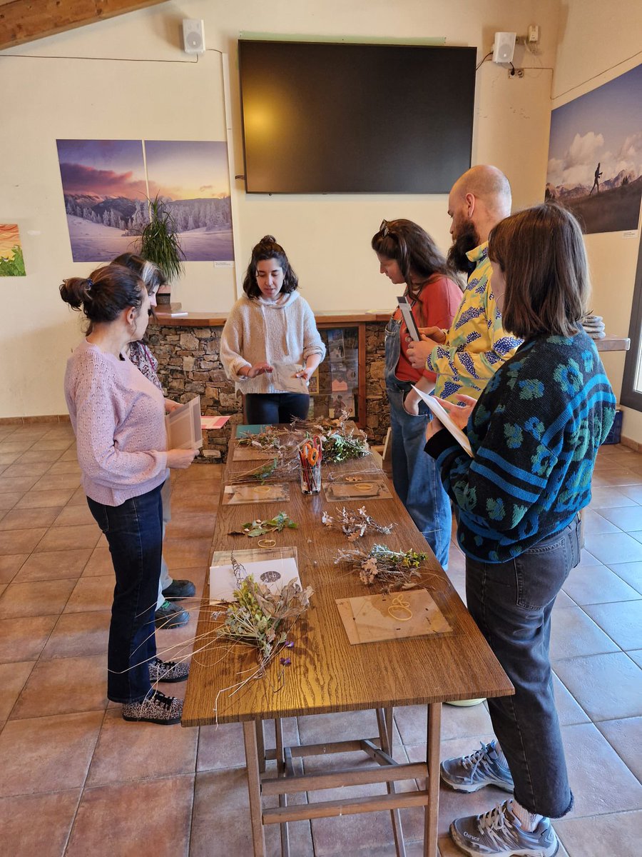 RadioSeu's tweet photo. #EnImatges L'Espai #LaVansa, a #Sorribes, organitza l'acció cultural 'Reverdeix. Arts i Natura', que aquest dissabte ha ofert un taller de cianotípia, la presentació d'una exposició d'Elena Rafart, un concert amb Dàfnia i un sopar. ##AltUrgell 📷 Espai La Vansa https://t.co/tDUHbIjgLs