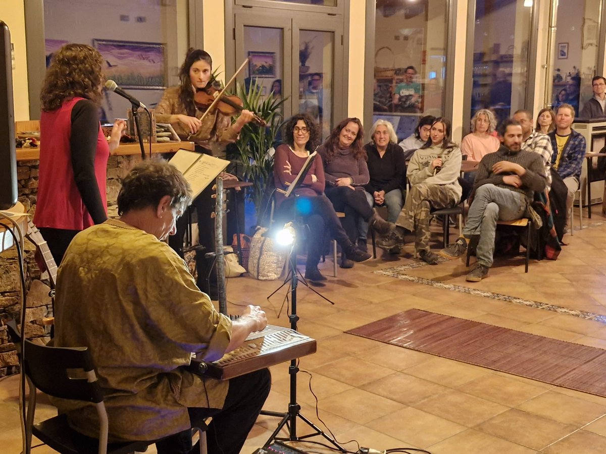 RadioSeu's tweet photo. #EnImatges L'Espai #LaVansa, a #Sorribes, organitza l'acció cultural 'Reverdeix. Arts i Natura', que aquest dissabte ha ofert un taller de cianotípia, la presentació d'una exposició d'Elena Rafart, un concert amb Dàfnia i un sopar. ##AltUrgell 📷 Espai La Vansa https://t.co/tDUHbIjgLs