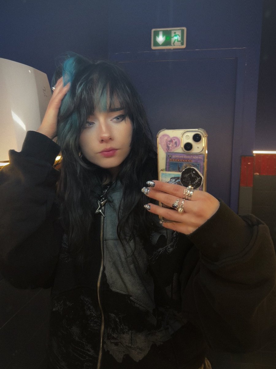 eli’🧛🏻♀️ tweet media