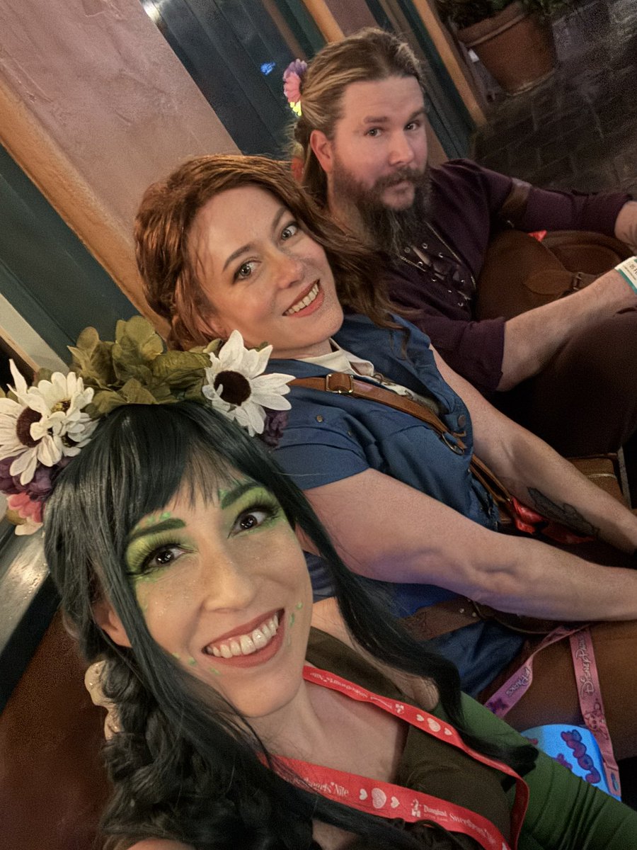 chompy gigante 🎃💜 #caitvi tweet media