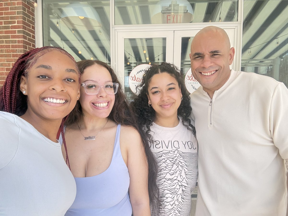 CoachECurry2's tweet photo. Daughter’s Saturday lunch! #GirlDad #PricelessMoments https://t.co/7LDUzN7A02