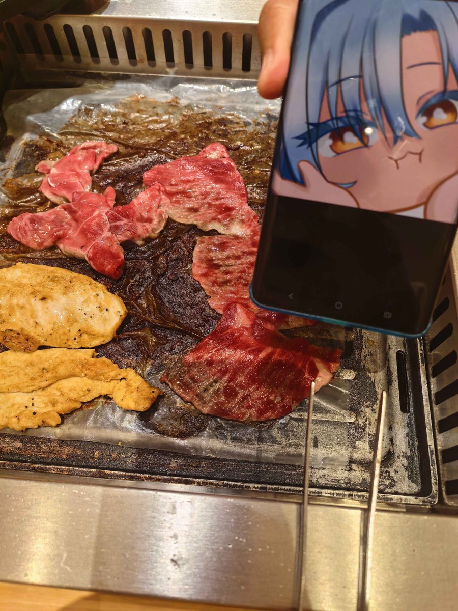 YasumuAmeka's tweet photo. First time meeting a vtuber friend and it's my goat @Impactz_7 

hand shown in both pics is his you guys will never see my bare bear hands

also DO NOT INTERRUPT THE GRILL MASTER https://t.co/Hh4gXto9XY
