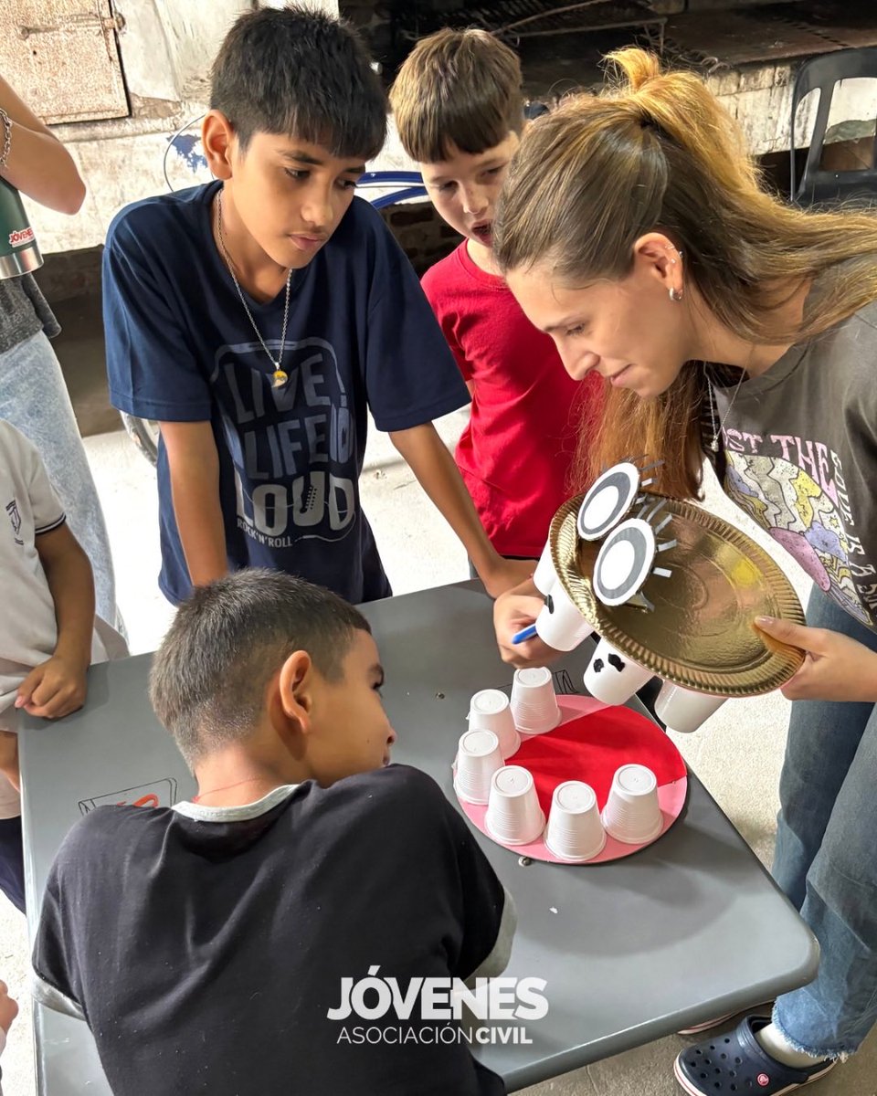 JovenesONG's tweet photo. Hoy sábado de #Enseñanza sobre #LimpiezaBucal 🦷🪥

Hoy en nuestra institución se llevó adelante una actividad didáctica sobre la importancia del cuidado y limpieza bucal. También hicimos entrega de cepillos y pastas dentales a todos nuestros niños 😛

#VamosJuntos
#VamosJóvenes https://t.co/8fA5RuiUzk