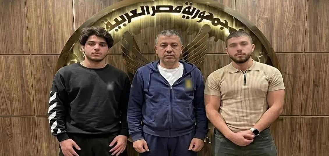 Mlakshadows's tweet photo. محدش لاحظ ياجماعة ان الولاد اللي اتقبض عليهم في حادثة الشيراتون وهما بيرموا أكياس الماية على المصلين، مش هما نفس الأشخاص خالص! https://t.co/ULgwdglhQL
