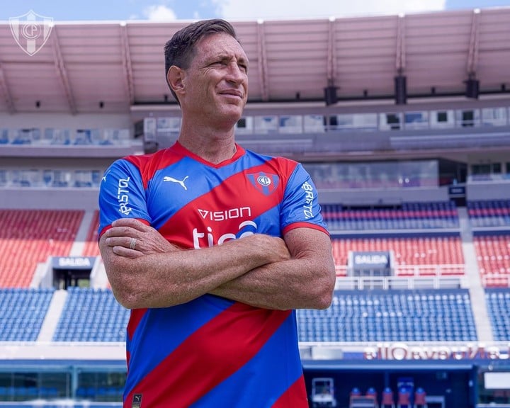 Cuando estaba Facundo Sava, el plantel estaba MINADO de SINDICALISTAS, Hoy es todo lo contrario, hay buenos valores (dormidos) que se que Sava podrá trabajar en ello, un plantel con mucha juventud y una buena delantera. Este señor merece un segundo ciclo sin duda alguna en CERRO.