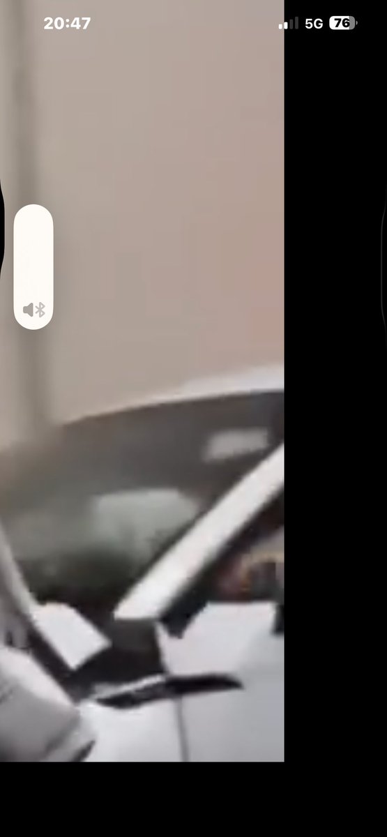 Is that a roundel in the second car too????